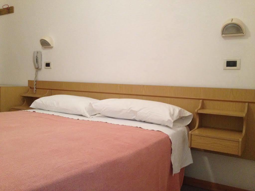 Hotel Luana リミニ エクステリア 写真