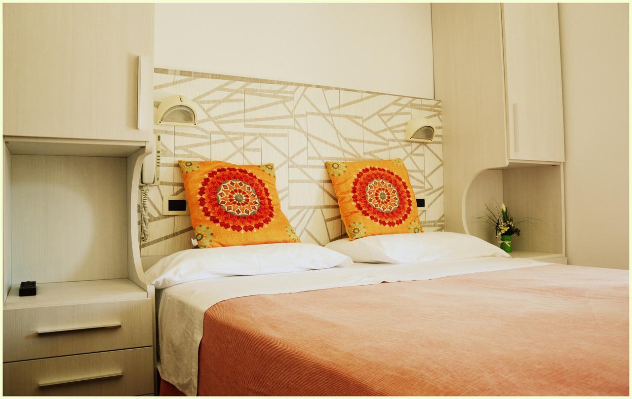Hotel Luana リミニ エクステリア 写真
