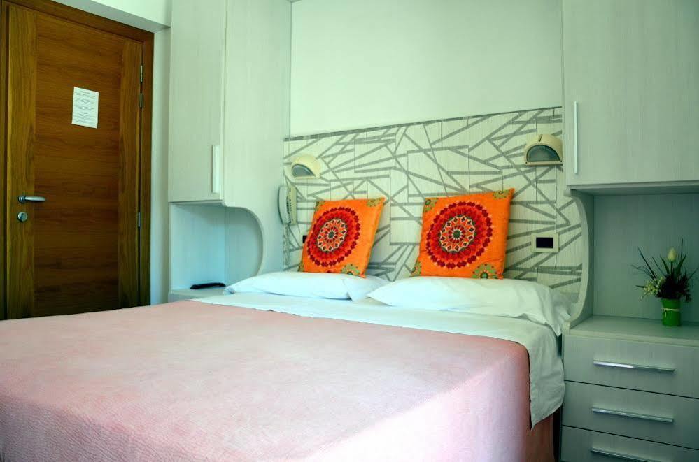 Hotel Luana リミニ エクステリア 写真